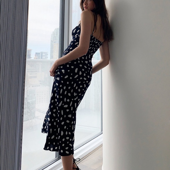 Aritzia Dresses & Skirts - Aritzia Midi Dress